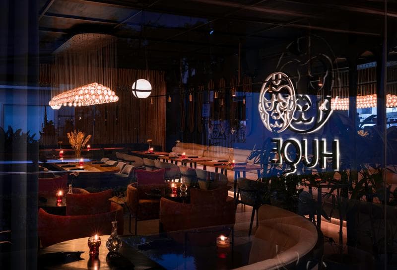 Huge Restaurant & Bar