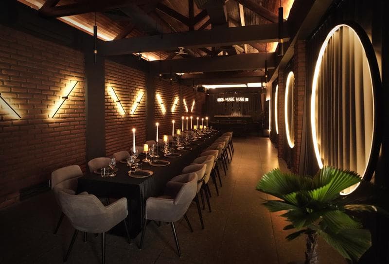 Huge Restaurant & Bar