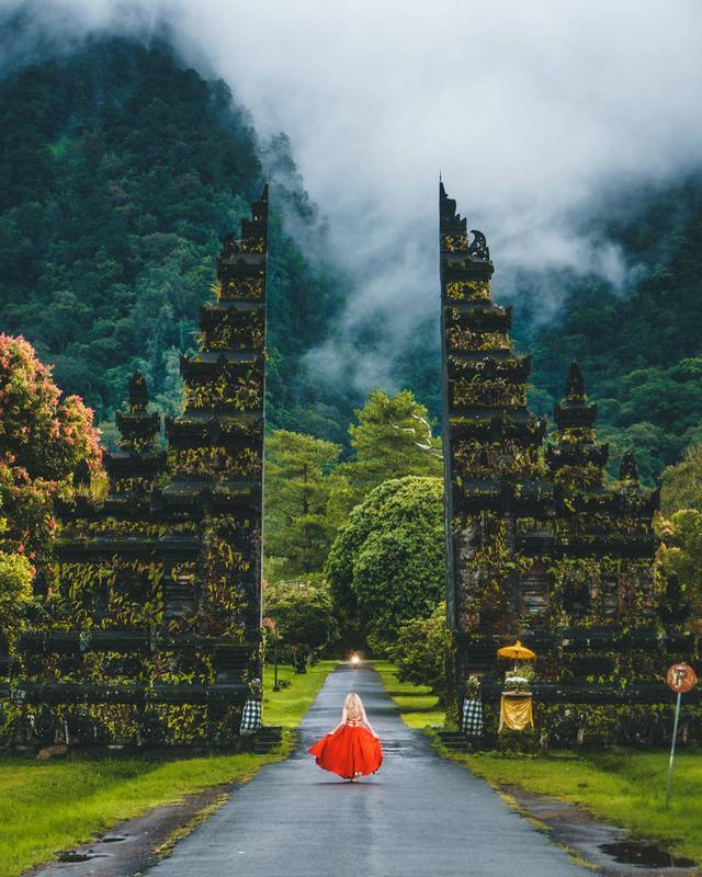 Bali Handara Gate - Photo by @ollivves