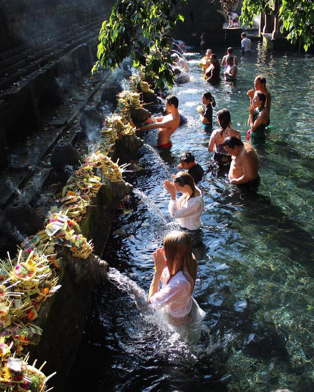 Tirta Empul Holy Spring - Photo by @letravelgram