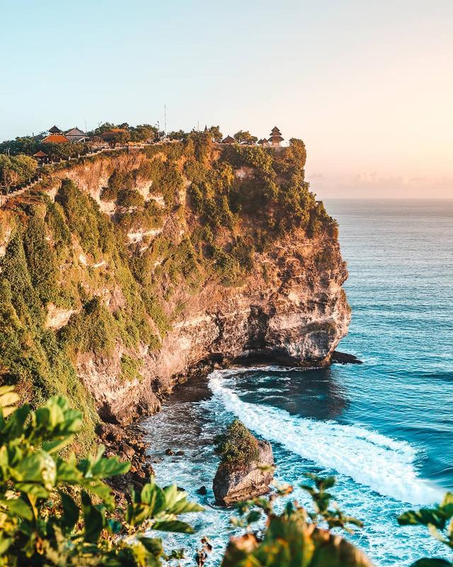 Uluwatu - Photo by @poraquivaiprala