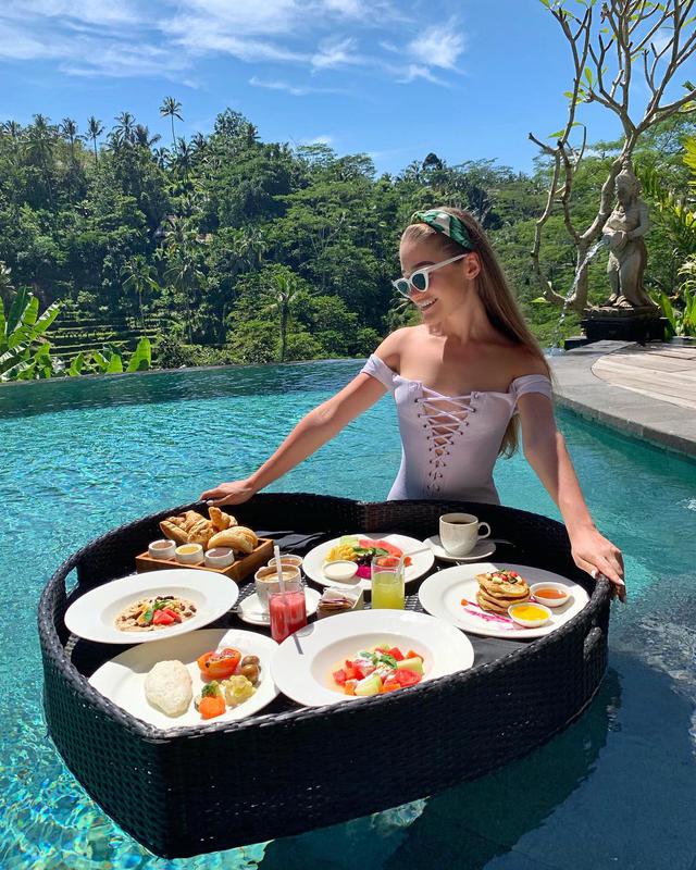 Floating Breakfast - Photo by @katerina.bilyk