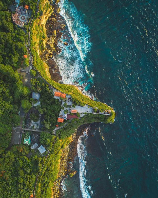 Uluwatu Temple - Photo by @fabiankiby