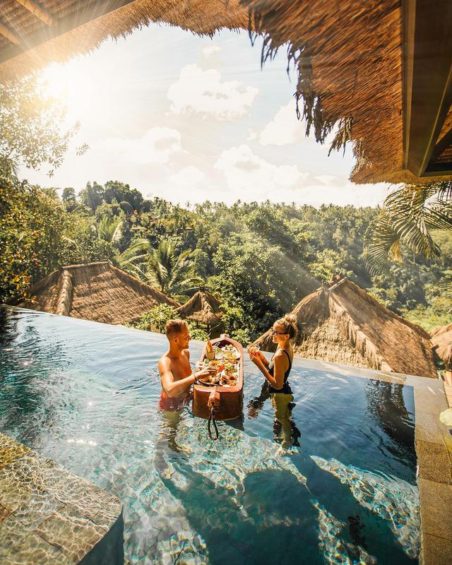 Floating Breakfast - Photo by @leaguetravels