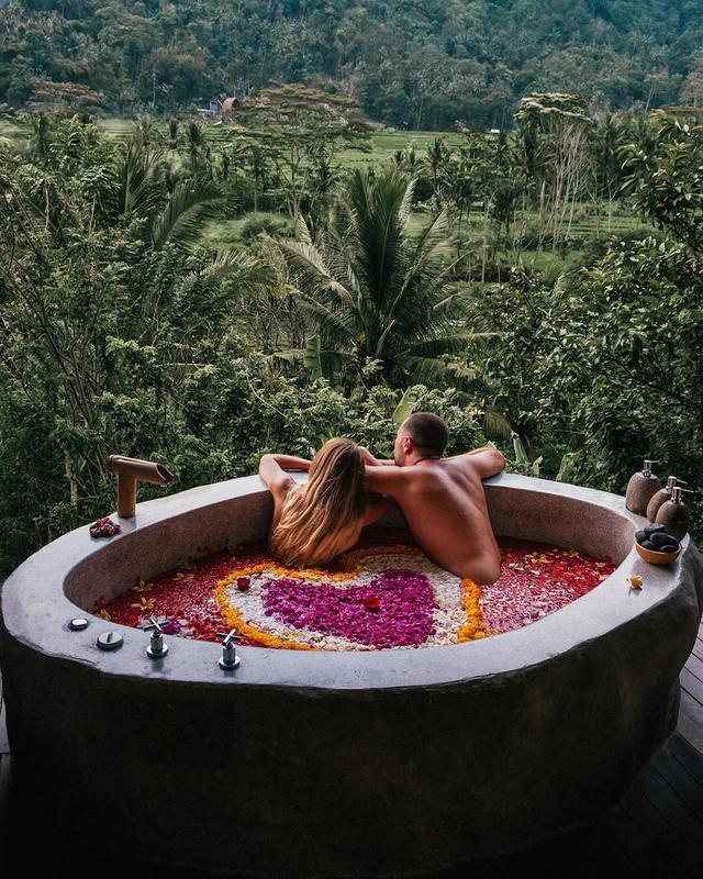 Relaxing Outdoor Flower Bath - Photo by @thelosttwo