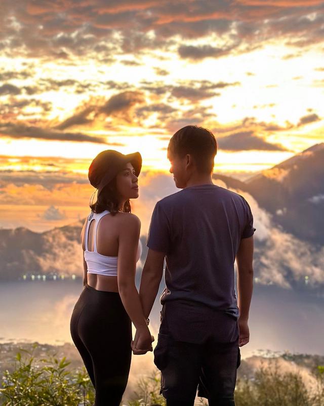 Rise and Shine with your Love on Top of Mount Batur - Photo by @shans628