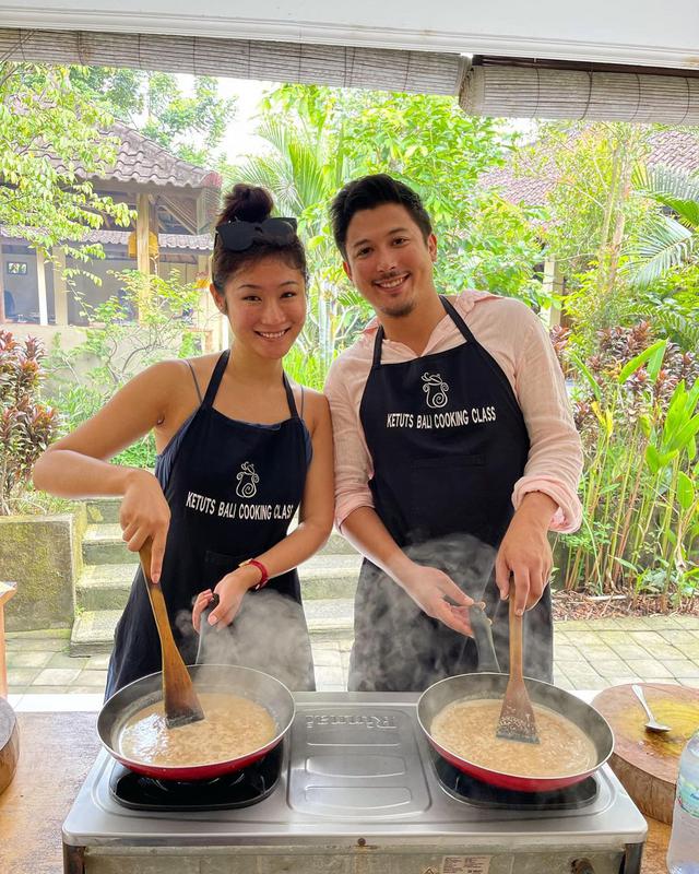 Join a cooking class together - Photo by @im_jialing