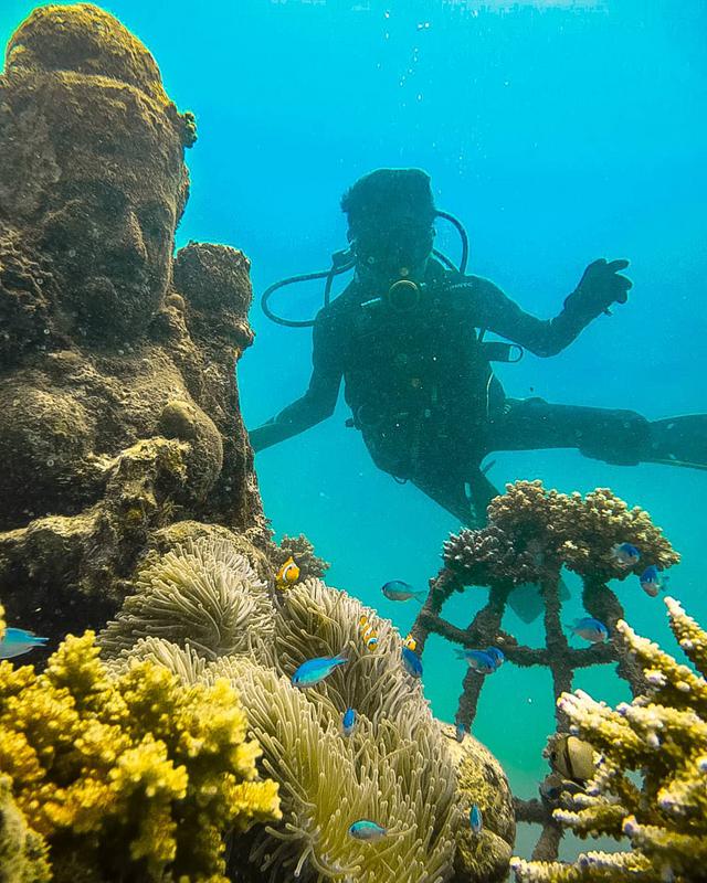 Dive In The Underwater Pemuteran Temple Garden - Photo by @billy_sumacer